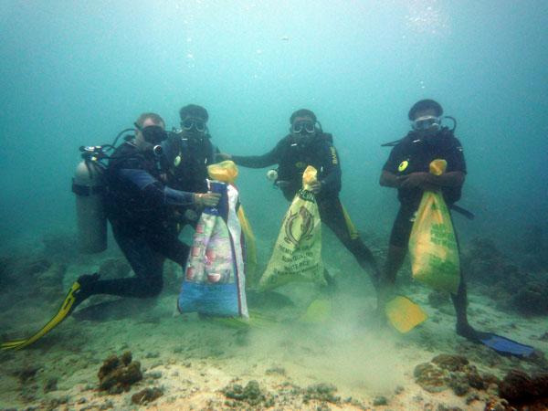 PADI Dive Against Debris